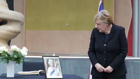 Angela Merkel, ehemalige Bundeskanzlerin, kondoliert der verstorbenen britischen Königin Elizabeth II. in der britischen Botschaft.