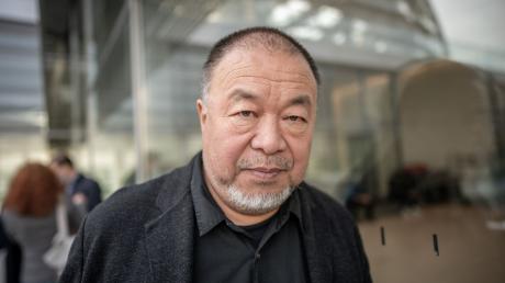 Ai Weiwei, Künstler und Menschenrechtsaktivist, steht auf der Fraktionsebene des Bundestags.