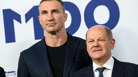 Wladimir Klitschko und Bundeskanzler Olaf Scholz (SPD) bei der Verleihung des M100 Media Awards.