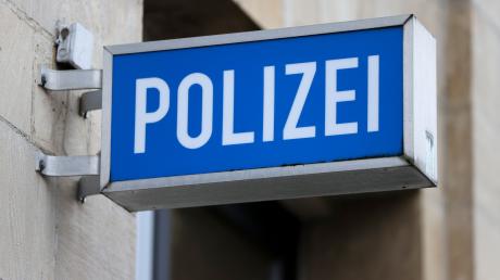 Bei der Polizei im Augsburger Stadtteil Pfersee ist ein Briefumschlag mit Bargeld abgegeben worden. Nun wird der Besitzer gesucht.
