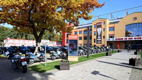Polizei-Motorräder stehen auf dem Parkplatz vor dem Stadion.