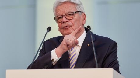 Joachim Gauck, Bundespräsident a.D., spricht bei einer Pressekonferenz.