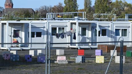 Das Landratsamt muss entscheiden, ob ein Mann am Ortsrand von Oberneufnach eine Containersiedlung für bis zu 100 Geflüchtete bauen darf. 