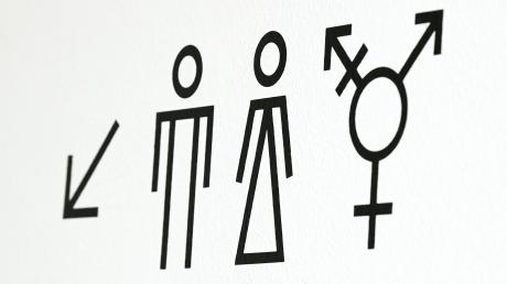 Piktogramme weisen auf Toiletten für Männer, Frauen und Allgender/Transgender hin. In einigen Einrichtungen gibt es inzwischen eine "Toilette für alle". 