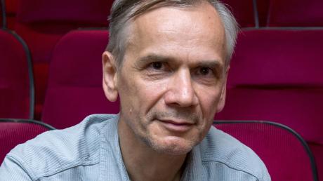 Autor Lutz Seiler sitzt in der Schaubühne Lindenfels.