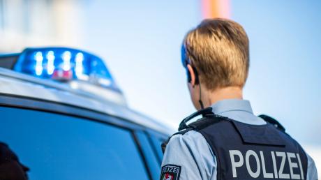 Die Polizei ermittelt wegen rechtsextremer Schriftzeichen, die in Peutenhausen versprüht wurden. 
