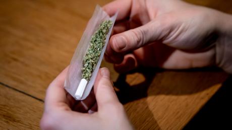 Die Polizei hat bei zwei Männern in Bobingen kleine Mengen Marihuana gefunden. 