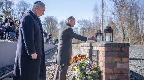Der israelische Ministerpräsident Benjamin Netanjahu (links) und Bundeskanzler Olaf Schol besuchen das Mahnmal Gleis 17 in Grunewald.
