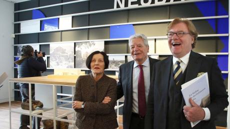 Herta Müller (l-r), Literaturnobelpreisträgerin, Ex-Bundespräsident Joachim Gauck, und Andre Schmitz, Vorstandsvorsitzender der Stiftung Exilmuseum, gehen zur Eröffnung der "Werkstatt Exilmuseums".