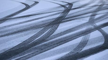 Der schneebedeckte Parkplatz des Iller-Centers in Senden hat am Wochenende einige Autofahrer angelockt und zum Driften animiert.  
