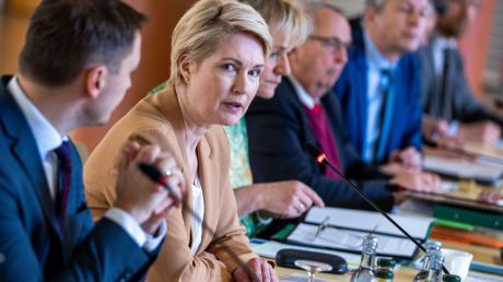 Manuela Schwesig (SPD, 2.v.l), Ministerpräsidentin von Mecklenburg-Vorpommern, eröffnet ein Treffen.
