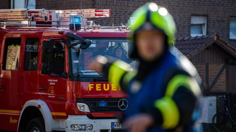 Einsatzkräfte löschten am Samstag einen Wohnungsbrand in Augsburg.