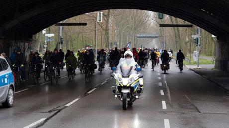 Teilnehmer an einer Fahrraddemonstration fahren am Treptower Park in Richtung Elsenbrücke.