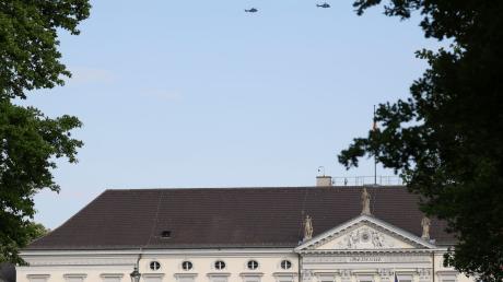 Zwei Hubschrauber fliegen wegen des Besuchs des ukrainischen Präsidenten Selenskyj über dem Schloss Bellevue.