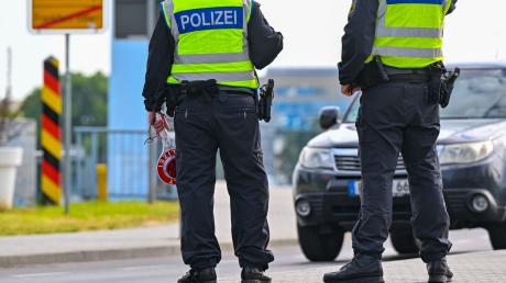 Beamte der Bundespolizei stehen bei der Einreise nach Deutschland am deutsch-polnischen Grenzübergang Stadtbrücke in Frankfurt (Oder).