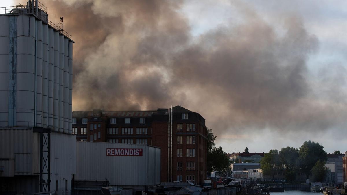 #Großbrand in Neukölln: Feuerwehr bekämpft Glutnester