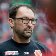 Energies Trainer Claus-Dieter Wollitz. Wollitz ärgert sich über die Unterhachinger.