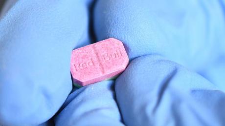 Ein Berufsschüler soll in Illertissen Ecstasy-Pillen zum Verkauf angeboten haben.