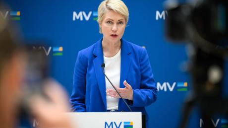 Manuela Schwesig (SPD), Ministerpräsidentin von Mecklenburg-Vorpommern, äußert sich bei einer Pressekonferenz.