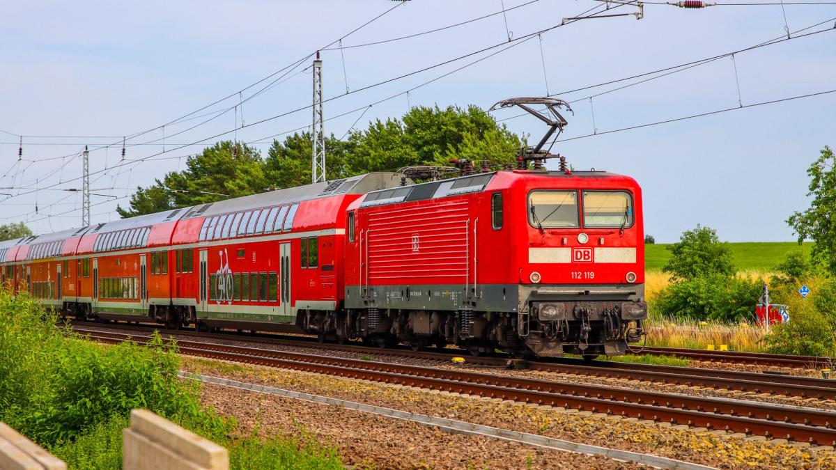 #Zug bei Schönfließ evakuiert: Etwa 350 Reisende betroffen