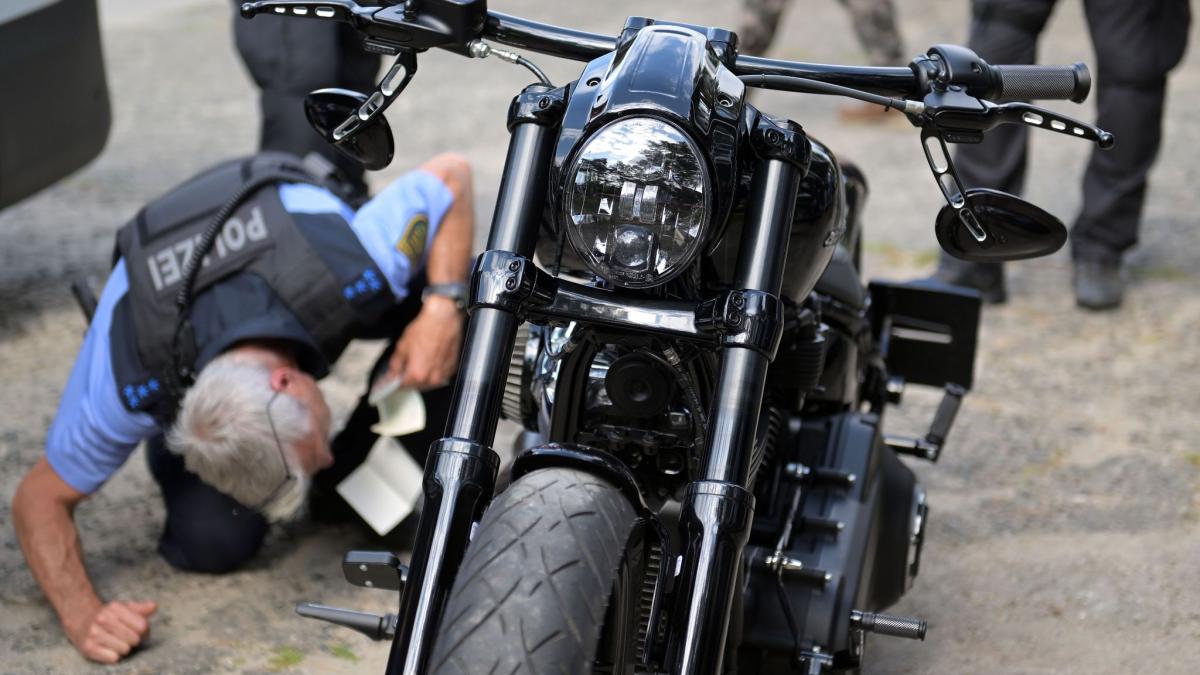 Leipheim: Polizei kontrolliert Motorräder auf der A8 vor Europas größtem  Bikertreffen