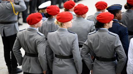 Junge Soldatinnen und Soldaten stehen beim feierlichen Gelöbnis von etwa 400 Rekrutinnen und Rekruten.