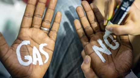 Eine Klimaaktivistin der Fridays for Future-Bewegung schreibt «No Gas» auf Handflächen.