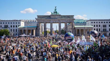 Tausende Menschen nehmen an der Demonstration der Klimaschutzbewegung Fridays for Future vor dem Brandenburger Tor teil.