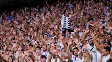 Fans von Real Madrid jubeln während des Spiels.