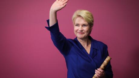 Mecklenburg-Vorpommerns Ministerpräsidentin Manuela Schwesig winkt in der Innenstadt.