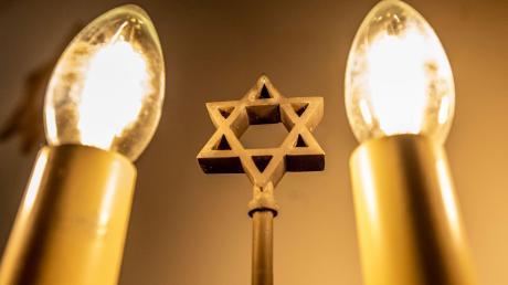 Ein siebenarmiger Leuchter (Menora) mit einem Davidstern in einer Synagoge.