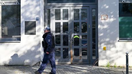 Ein Polizeibeamter geht an der Synagoge an der Brunnenstraße 33 in Berlin entlang.