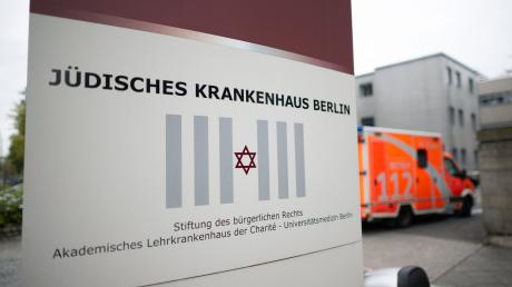 Ein Krankenwagen fährt hinter dem Schriftzug «Jüdisches Krankenhaus Berlin» vorbei.