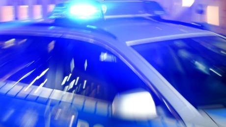 Vor einer Gaststätte in der Augsburger Hallstraße haben am Freitagabend drei Männer eine Gruppe attackiert und dabei mehrere Personen verletzt.