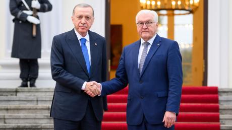 Bundespräsident Frank-Walter Steinmeier (rechts) empfängt Recep Tayyip Erdogan, Präsident der Türkei, bei einem früheren Besuch in Deutschland.