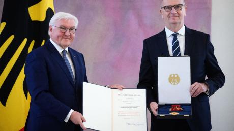 Bundespräsident Frank-Walter Steinmeier (l) verleiht Dietmar Woidke (SPD) den Verdienstorden der Bundesrepublik Deutschland.