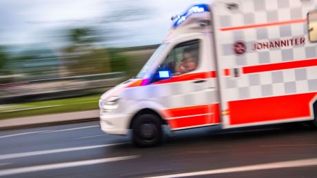 Ein Rettungswagen musste einen Betrunkenen am Montag in Tapfheim abholen.