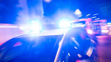 Ein Mann hat einen anderen Mann in Augsburg-Lechhausen schwer am Kopf verletzt. Die Polizei wurde alarmiert, nachdem ein Anwohner Hilferufe gehört hatte.