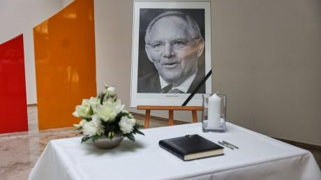 Ein Kondolenzbuch in Gedenken an Wolfgang Schäuble im Konrad-Adenauer-Haus.