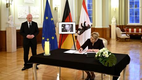 Franziska Giffey trägt sich im Roten Rathaus in das Kondolenzbuch zum Tod von Wolfgang Schäuble ein.