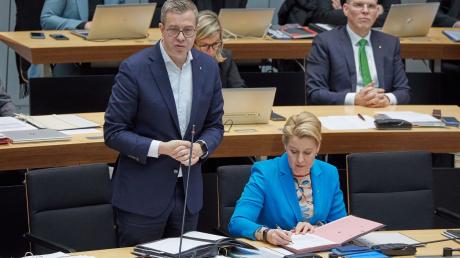 Stefan Evers (CDU), Finanzsenator, beantwortet Fragen in einer Fragestunde bei einer Plenarsitzung im Berliner Abgeordnetenhaus.