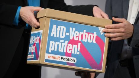 Die Unterschriften der Petition «AfD-Verbot prüfen!» werden übergeben.