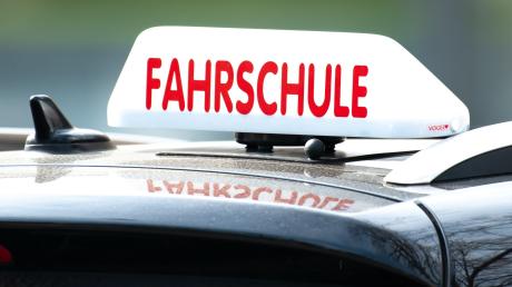 Eine Frau ist bei Horgau leicht in die Seite eines Fahrschulautos gefahren.