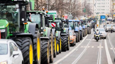 Landwirte fahren mit ihren Traktoren im Korso durch Berlin.