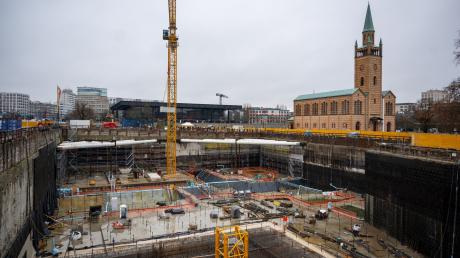 Der Grundstein für das neue Museum berlin modern wird auf der Baustelle in die Baugrube gehoben.