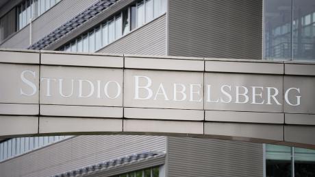 Der Schriftzug «Studio Babelsberg» steht über dem Haupteingang zum Filmunternehmen in Potsdam.