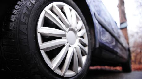 Einen Platten bei einem Auto in Krumbach versuchte ein Unbekannter durch Nagelbretter. Die Polizei ermittelt
