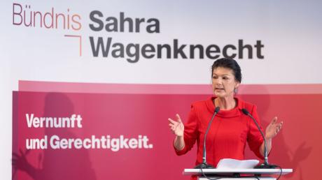 Parteivorsitzende Sahra Wagenknecht spricht während des Politischen Aschermittwochs bei der Veranstaltung der Partei Bündnis Sahra Wagenknecht.