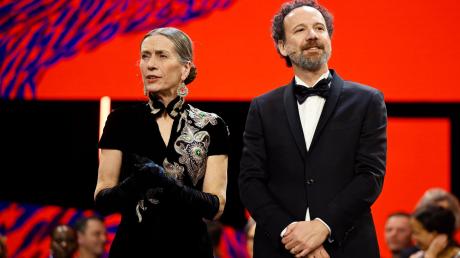 Das Leitungsduo der Berlinale, Mariette Rissenbeek (l) und Carlo Chatrian, bei der Preisverleihung.