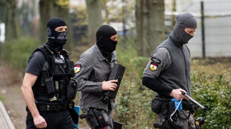 Sogenannte Entschärfer der Berliner Polizei gehen zur Wohnung der ehemaligen RAF-Terroristin Daniela Klette.